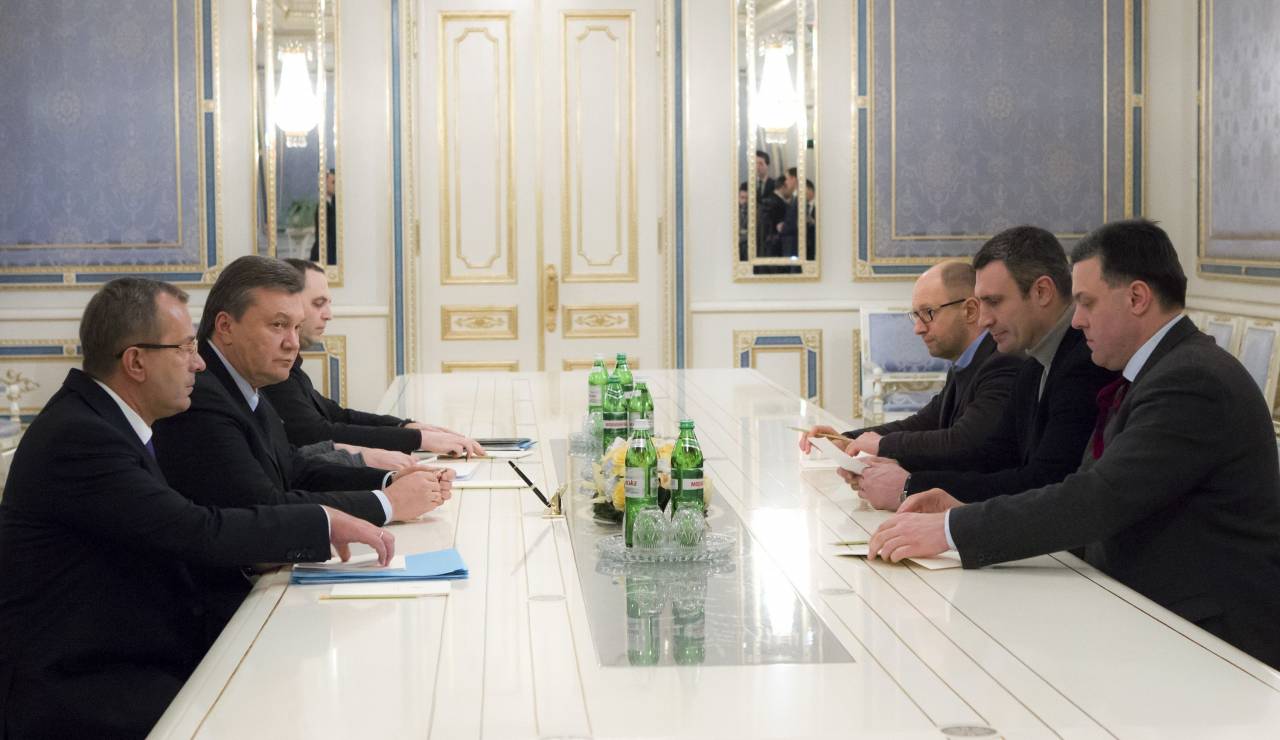 Янукович пригласил оппозицию на переговоры сегодня в 23:00 - Луценко