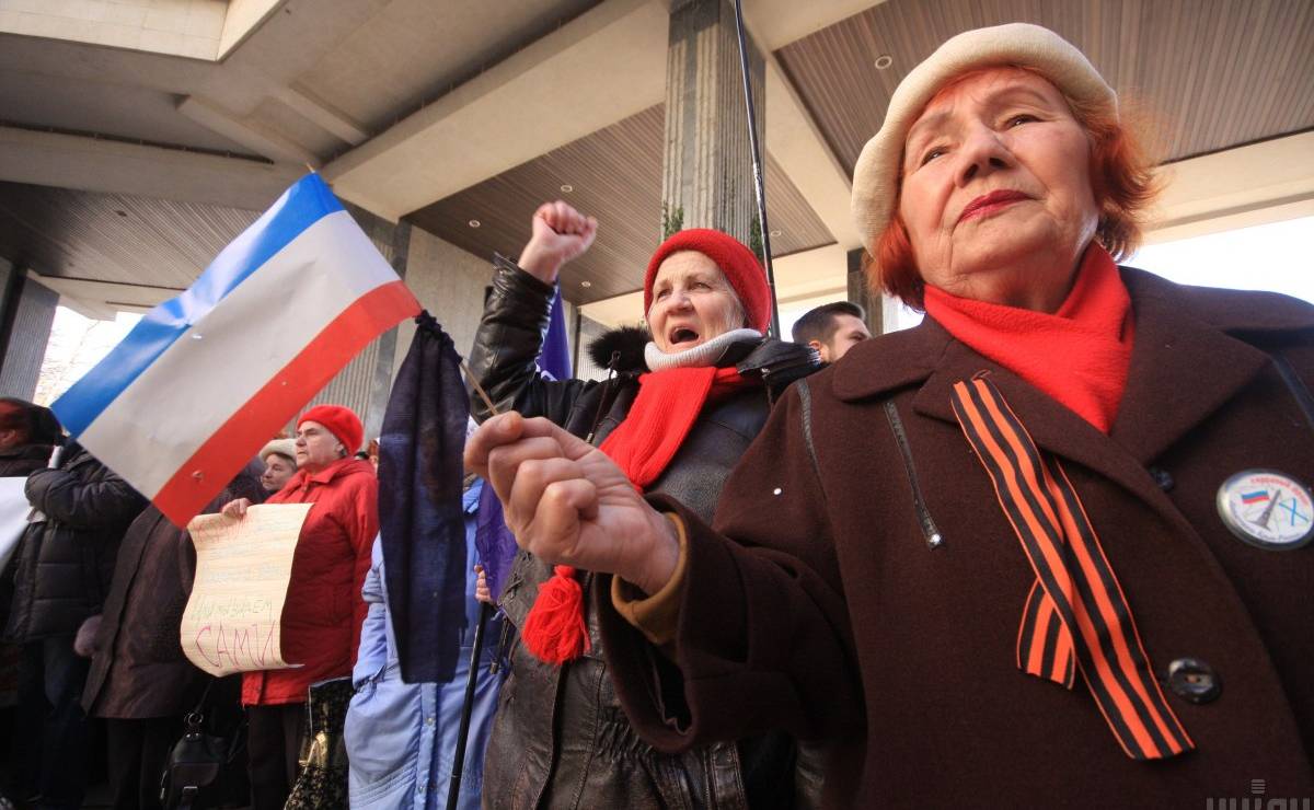 В Ялте организовали Евромайдан, в Севастополе депутаты требовали "посадить" оппозицию