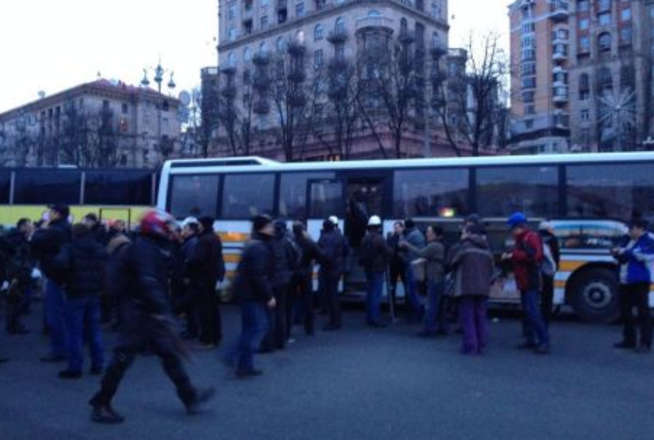 На Майдан прибыли два автобуса подкрепления из Львова