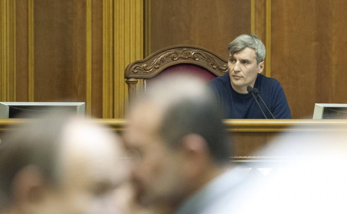 Вице-спикер Кошулинский открыл заседание и тут же объявил перерыв: голосов не хватает