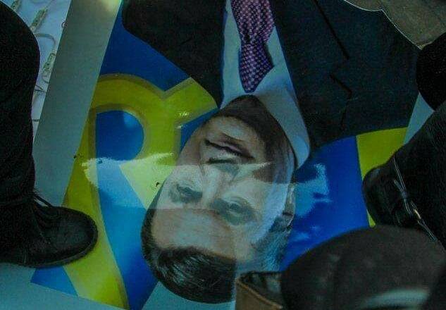 На вече в Днепре растоптали Януковича и снесли Дзержинского