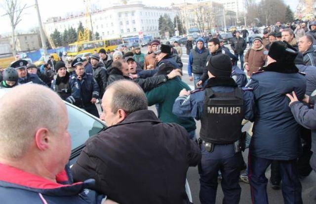 В Херсон из Крыма приехали титушки с ножами и битами – активист