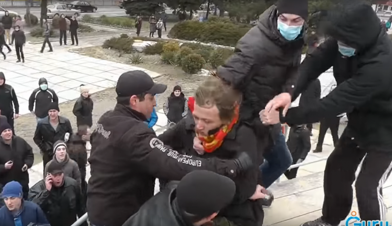 Агрессивные сторонники России избили майдановца и журналистку в Мариуполе