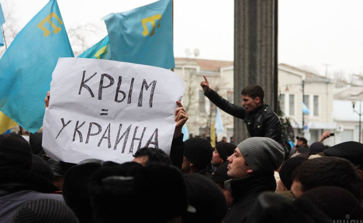 Меджлис и Евромайдан противостоят сепаратистам в центре Симферополя - хроника