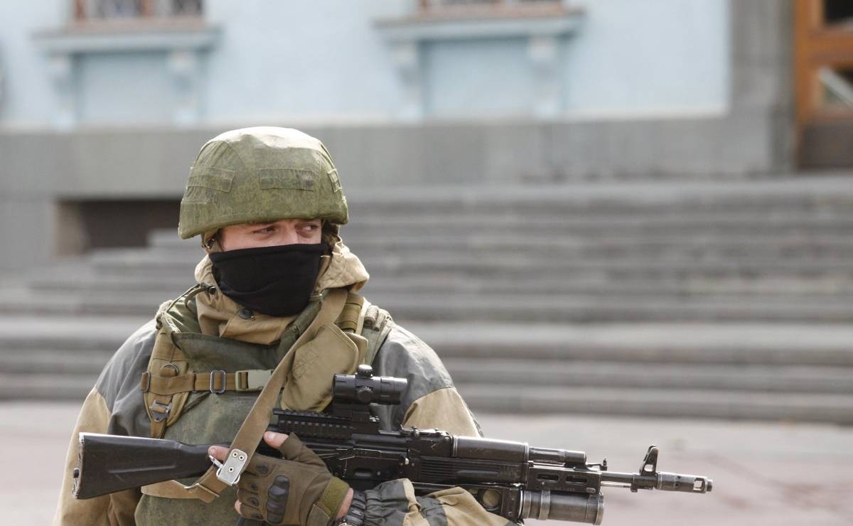 ОККУПАЦИЯ КРЫМА: Россия захватывает стратегические объекты, Аксёнов признаёт «помощь» войск РФ