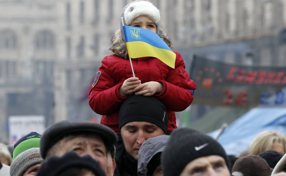 Без приказа о мобилизации, но с митингами за единство и с новой властью в регионах – Украина начинает борьбу с захватчиком