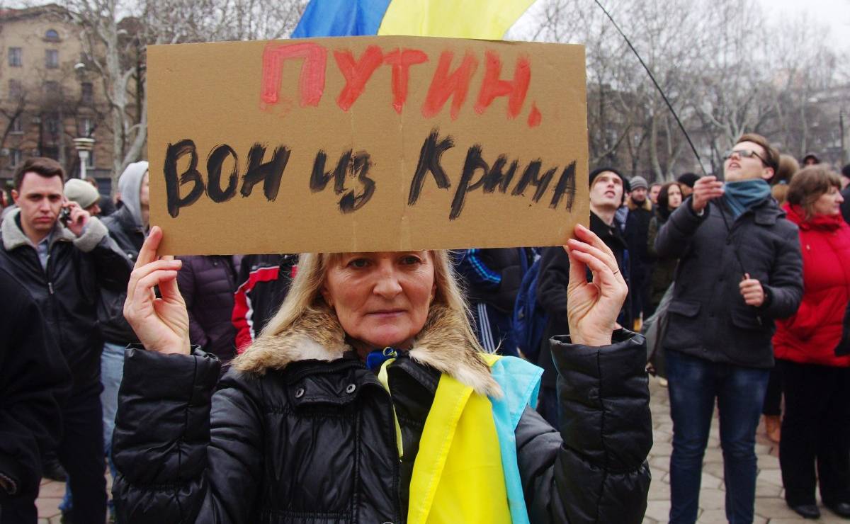 Крым: Давление оккупантов, попытки сопротивления и начало вывода украинских войск