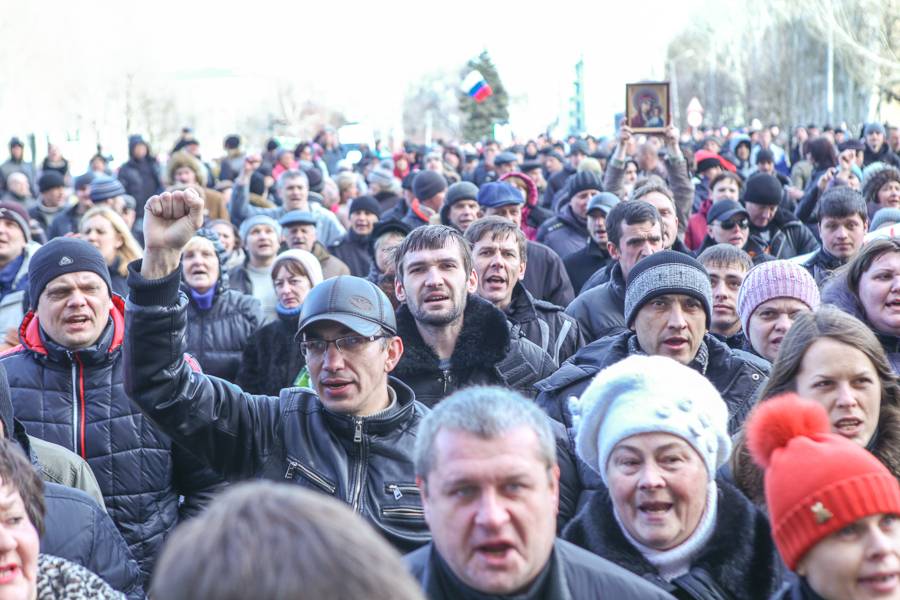 «Путин, помоги» - в Донецке митингуют под российскими флагами