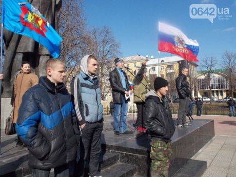 В Луганске сепаратисты митингуют под СБУ