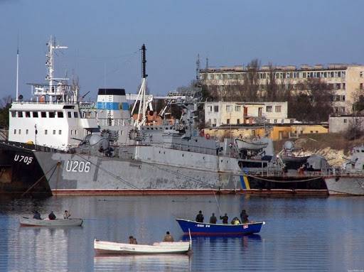 В Крыму россияне захватили судно с украинскими моряками