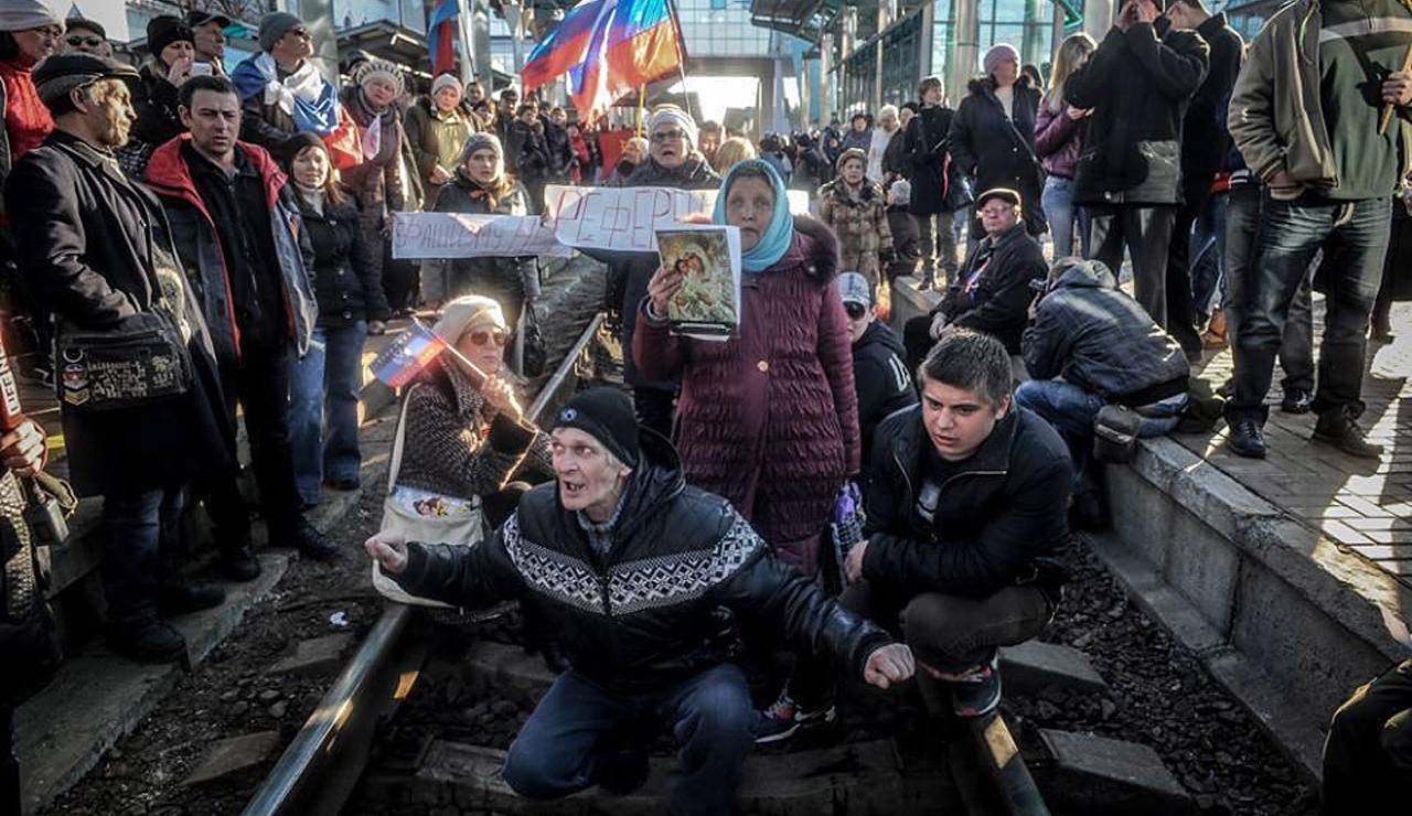 В Донецке и Макеевке сепаратисты штурмуют вокзал