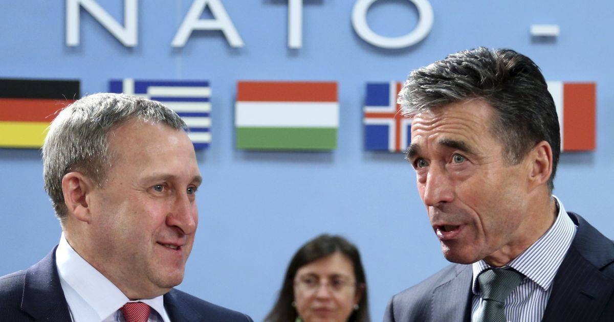 Глава МИД: Украина не просит у НАТО оружия