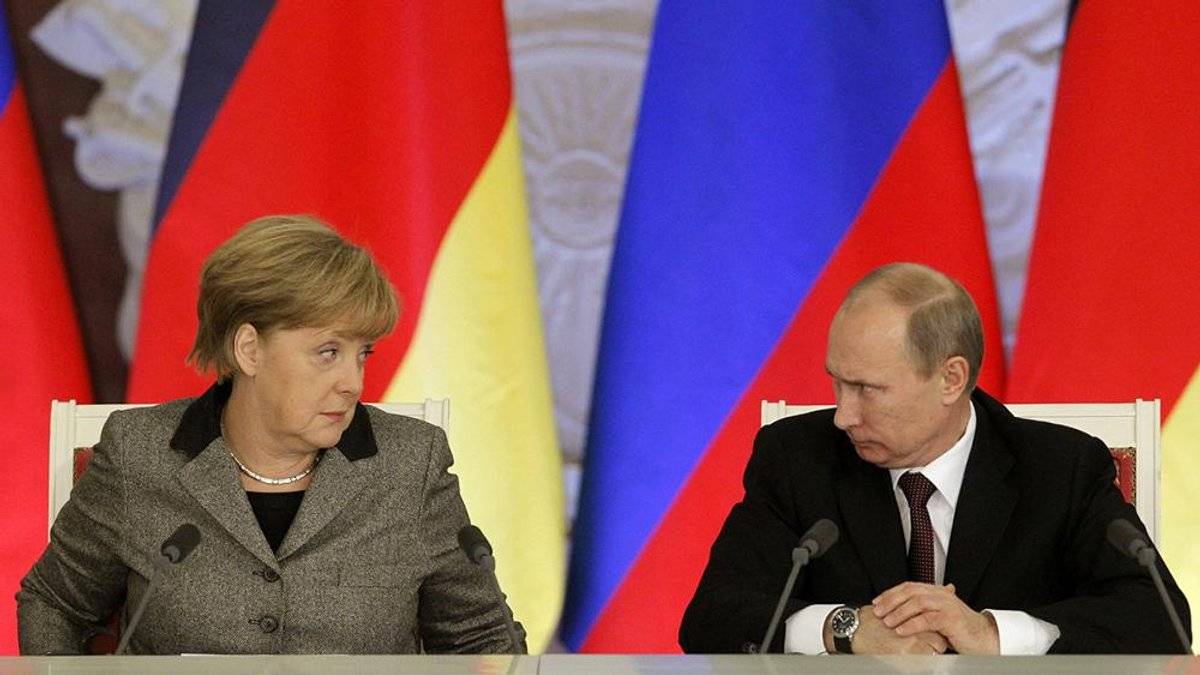 Путин не обещал Меркель отвести войска от границы Украины - Лавров