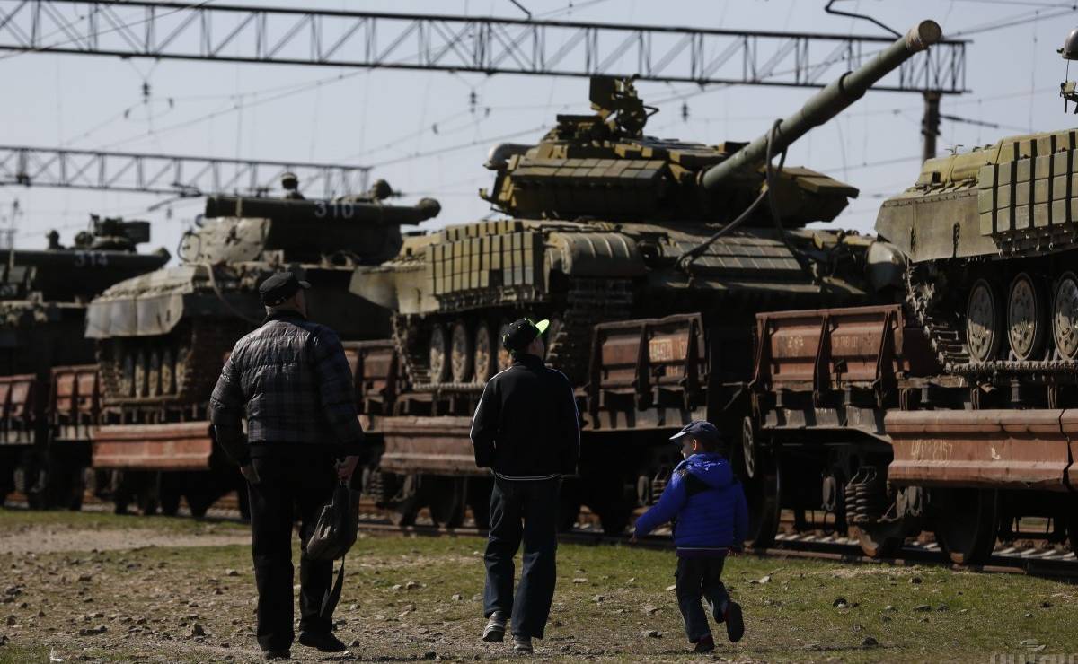Российские солдаты ломают и грабят украинскую технику, которую отправляют на материк
