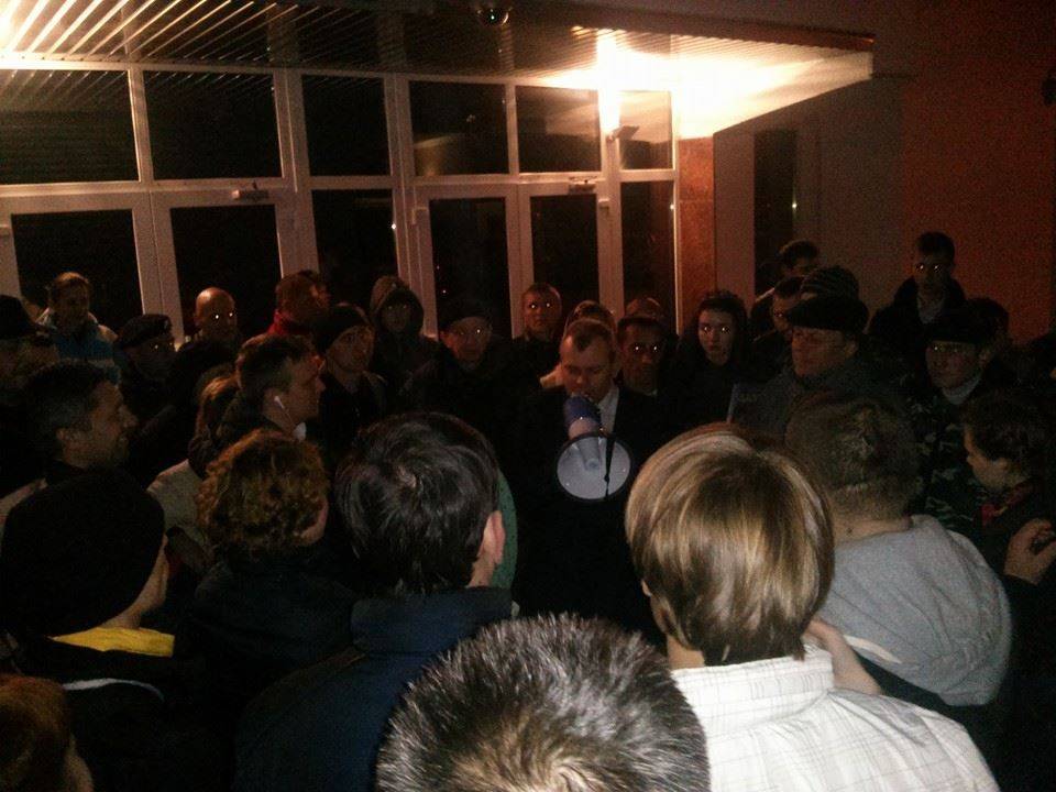 Активисты пикетируют заседание СНБО - требуют ответить на агрессию РФ