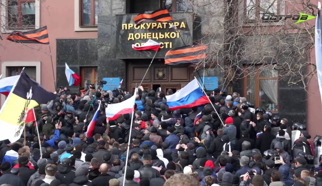 Экстремисты штурмом взяли здание прокуратуры в Донецке