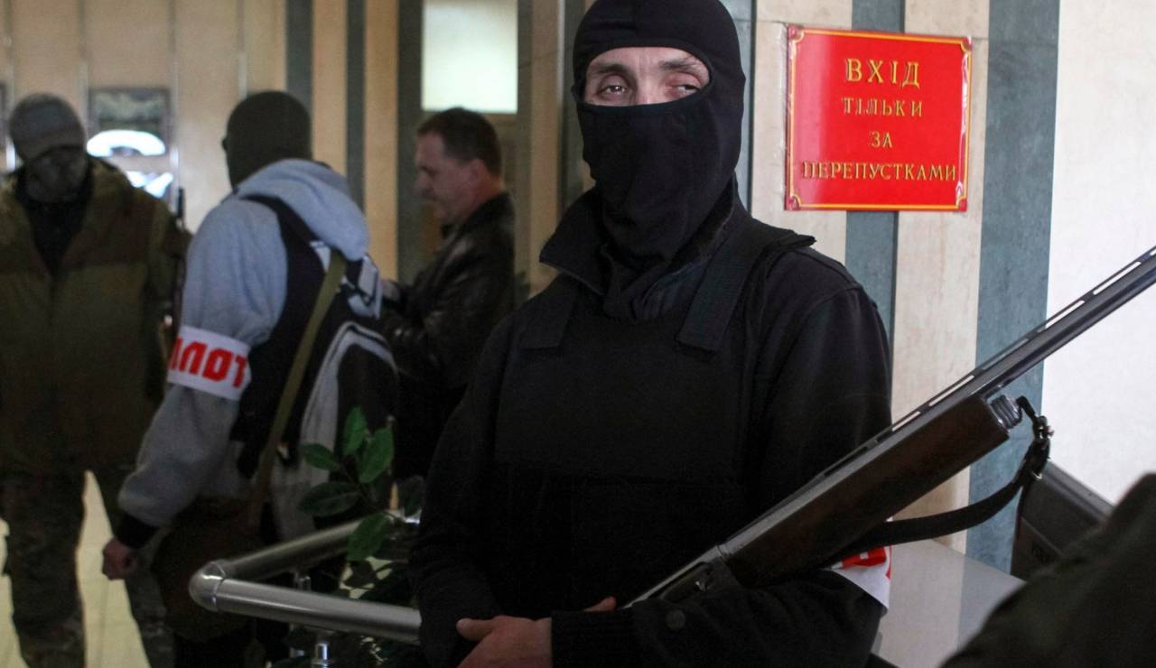 В Луганске и Донецке террористы угрожают членам избирательных комиссий