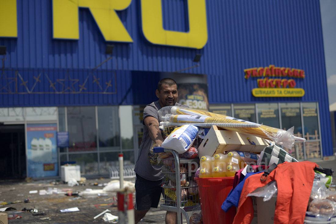 Террористы разграбили супермаркет METRO