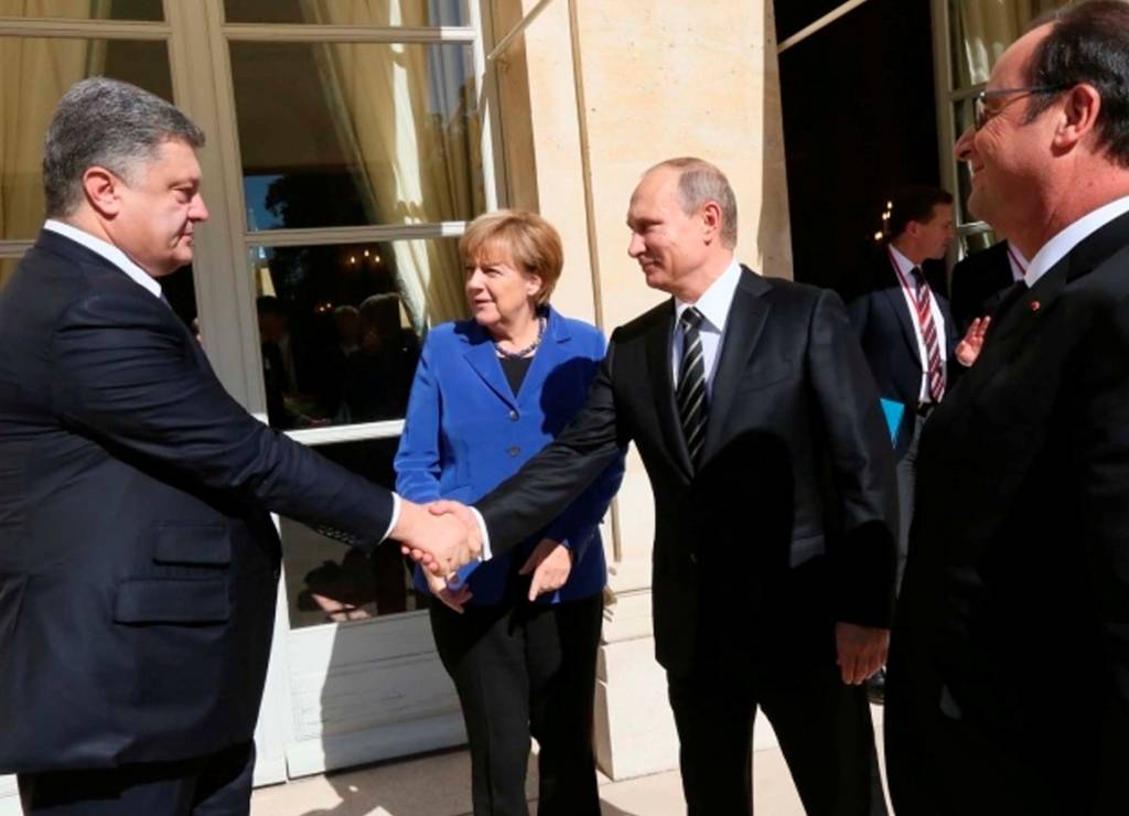Порошенко и Путин пожали друг другу руки и договорились о начале переговоров