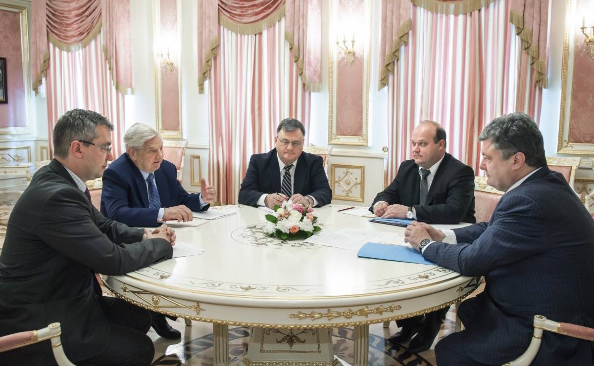 Сорос заявил Порошенко, что готов помочь Украине