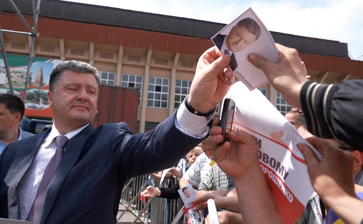 В День Конституции Порошенко рассказал, как он её изменит