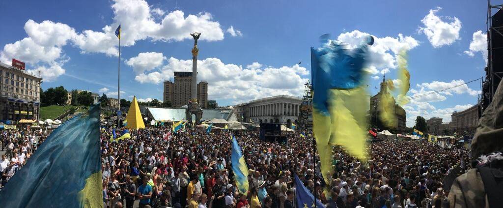 Вече на Майдане требует от Порошенко прекращения перемирия
