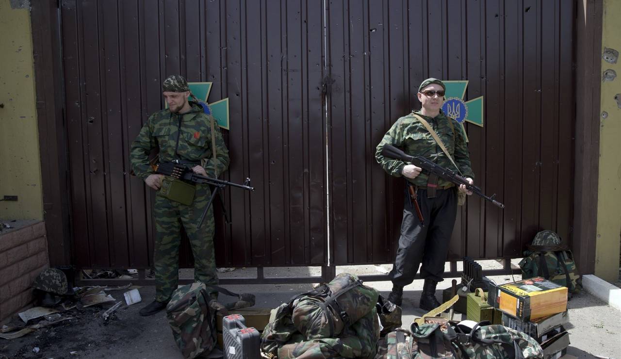 Террористы, нацепив флаги Украины, обстреливают жилье в Луганске