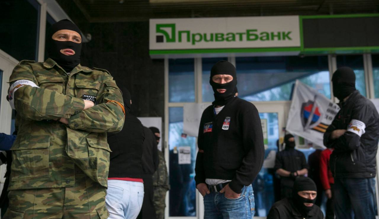 Сотрудники Луганской дирекции "ПриватБанка" освобождены из плена