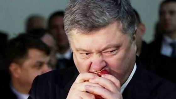 Порошенко поддержал польскую акцию "Съешь яблоко назло Путину"