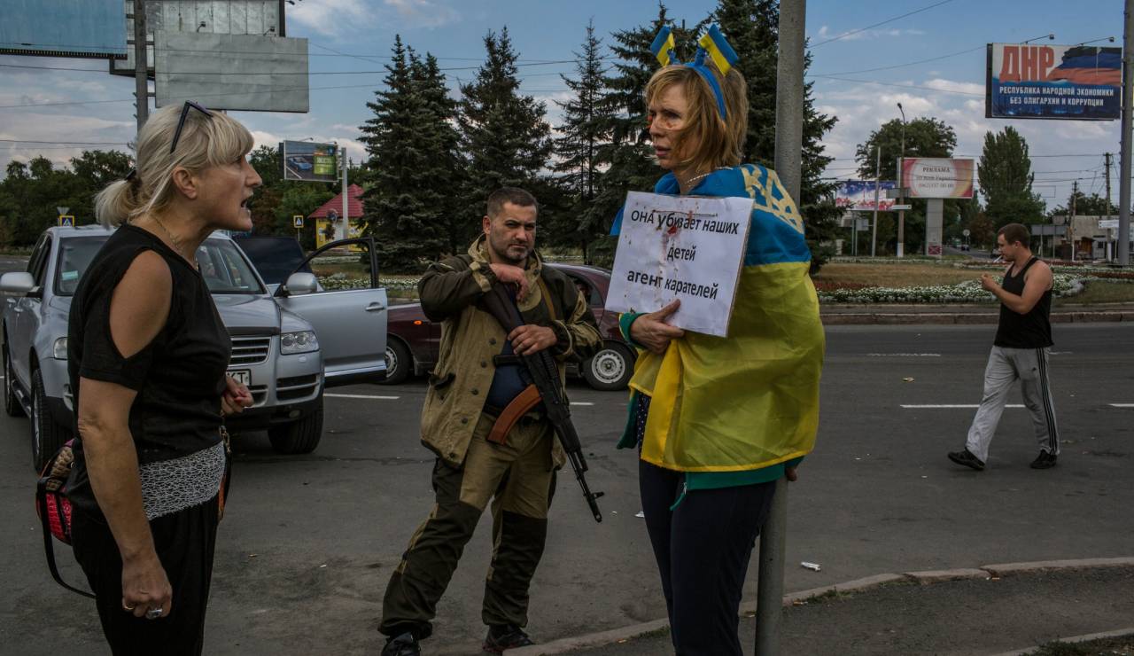 В Донецке привязали к столбу женщину с флагом Украины и издевались над ней
