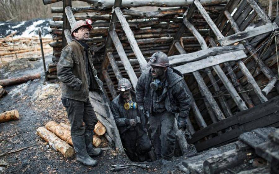 Уголь с шахт Ахметова террористы вывозят в Россию