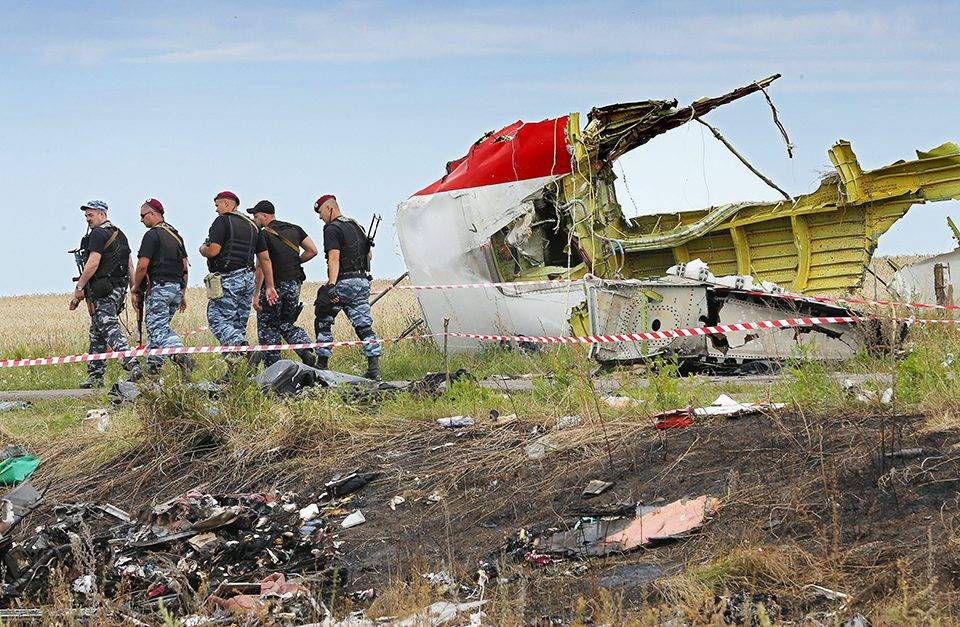 Рейс MH17 потерпел крушение из-за внешних объектов, пробивших фюзеляж - комиссия Нидерландов