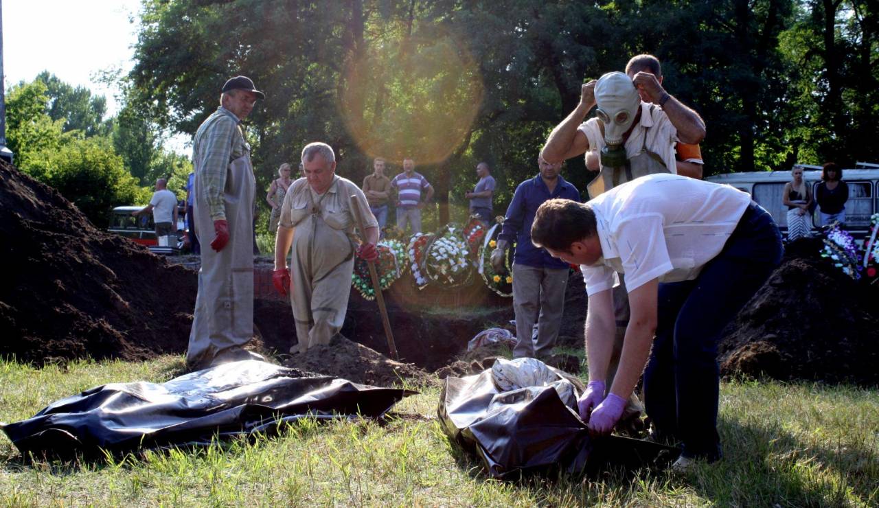 В Славянске обнаружили 3 массовых захоронения, в Счастье обстреляли больницу
