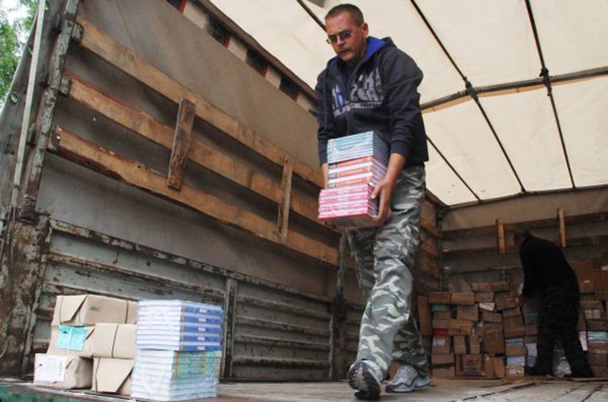Оккупанты привезли в Луганск российские учебники