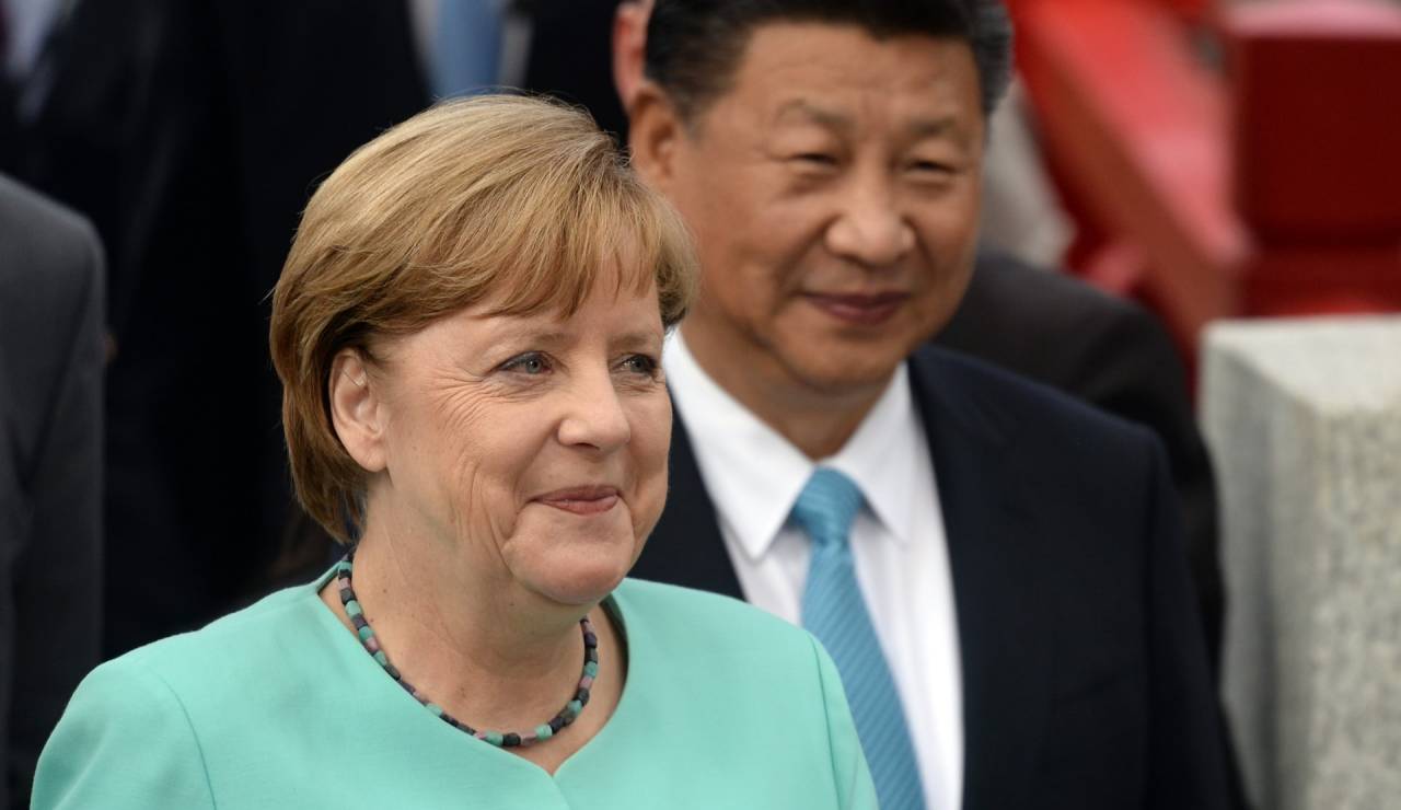 Меркель просит Китай "надавить на Россию"