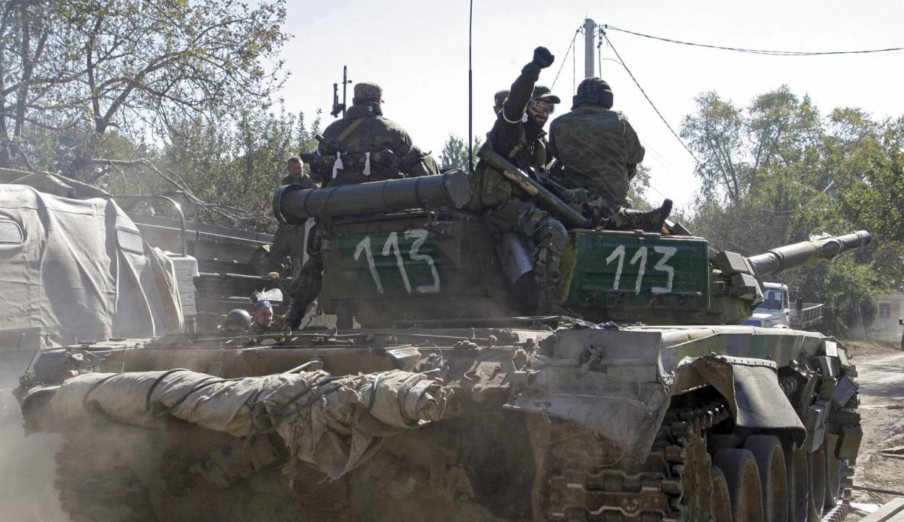 Оккупанты перебрасывают на Донбасс личный состав и наступательную технику