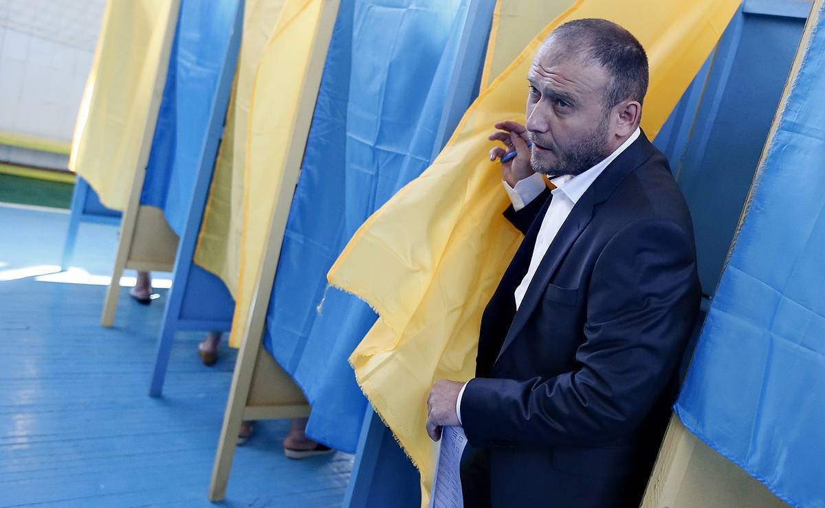 Ярош обвиняет Киев в фальсификациях на 59-м округе