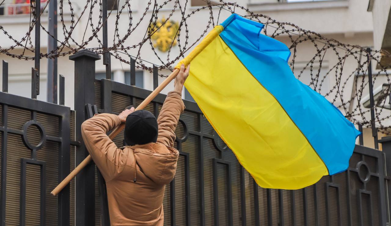 Украина закрывает 9 своих консульств, 4 из них - в странах ЕС
