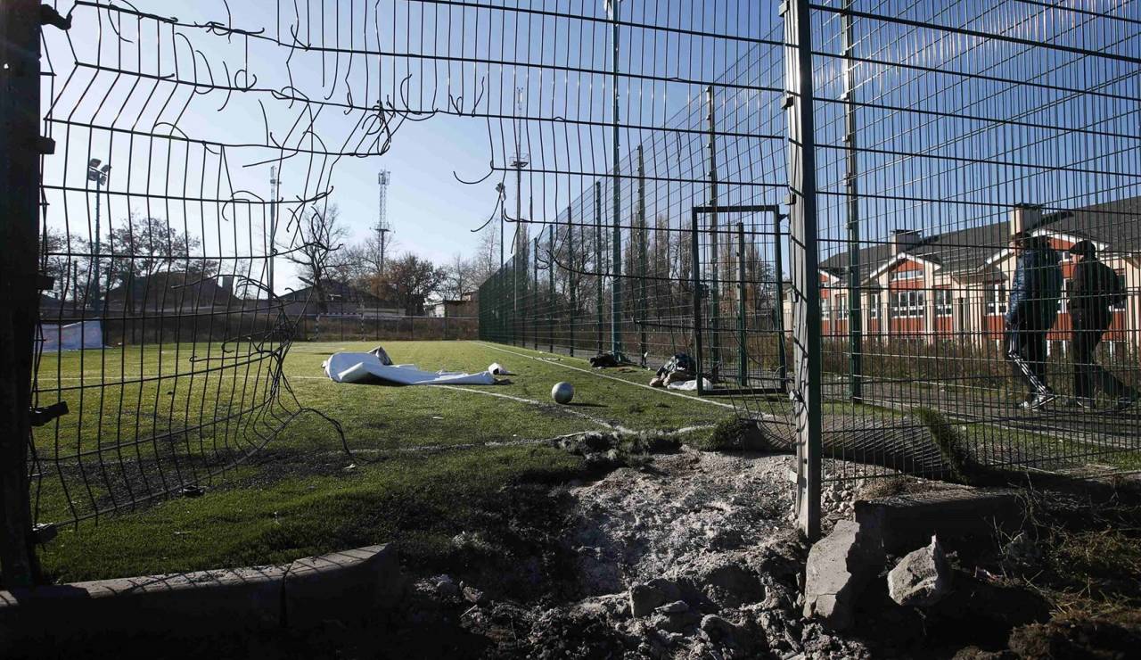 Снаряд упал возле школы Ахметова: погибли дети