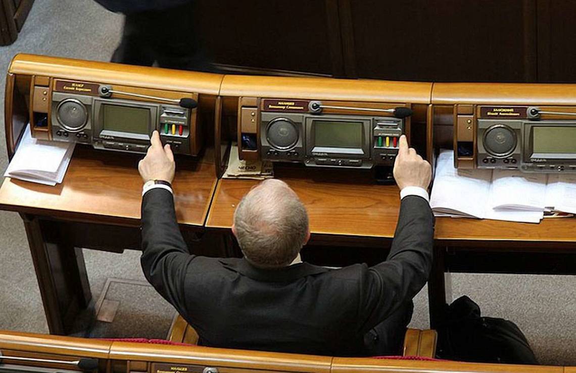 Нардеп Батенко предлагает забирать мандат у кнопкодавов