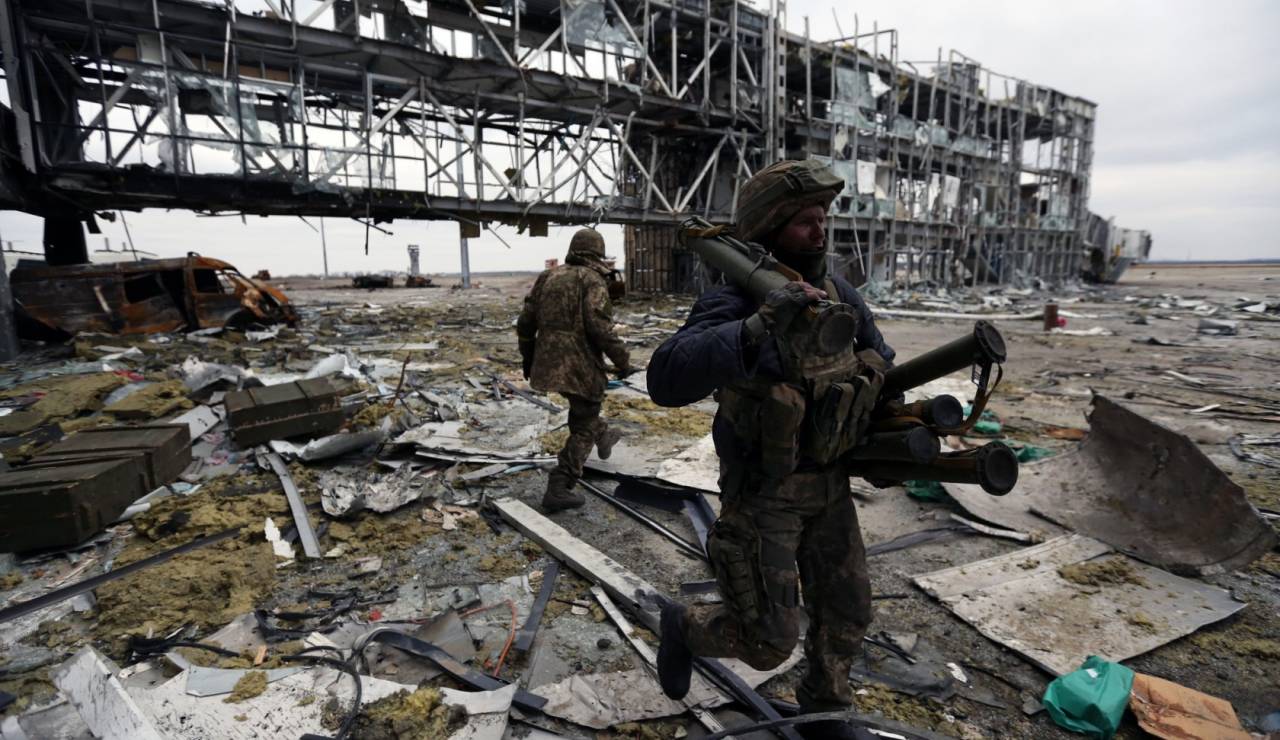 В аэропорту Донецка оккупанты атакуют из "Градов", винтовок и ручных гранатометов
