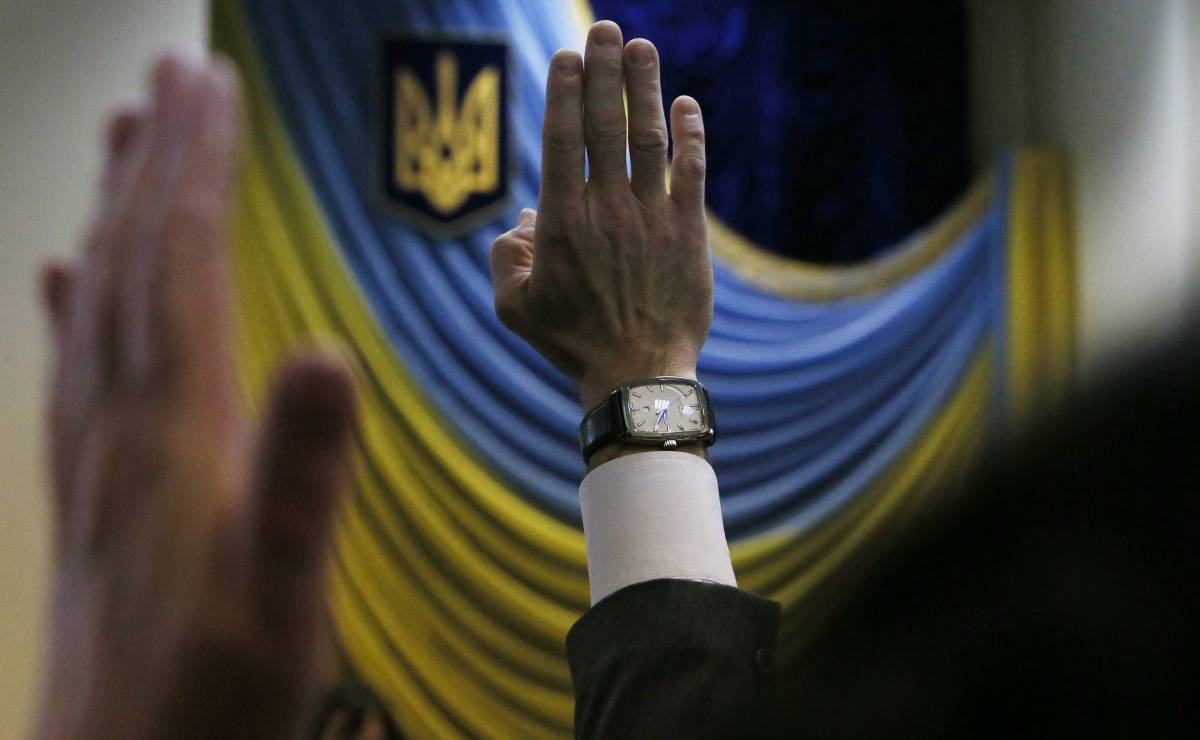 Яценюк обещает полную переаттестацию судей и полномочия для ВСУ