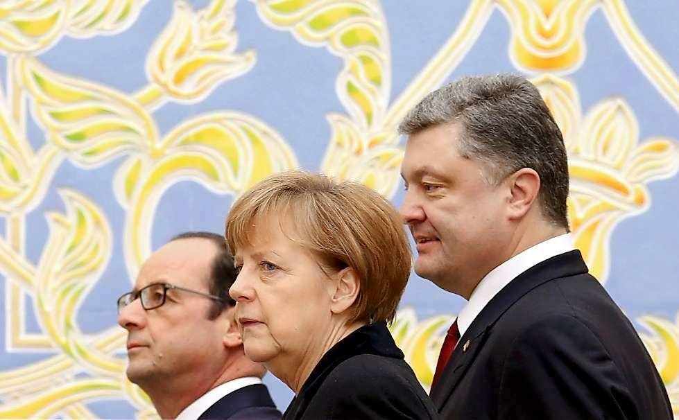 Порошенко поговорил с Меркель и Олландом о Мариуполе