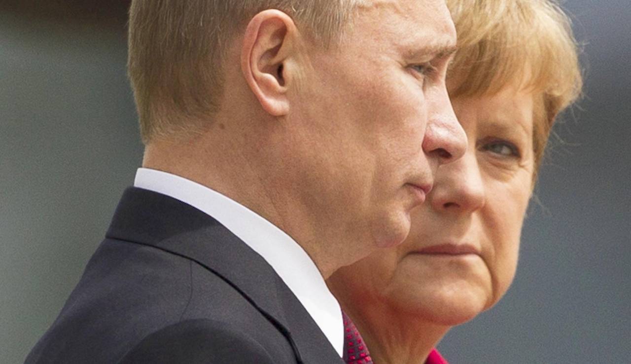 Меркель призвала Путина к деэскалации конфликта и давлению на боевиков