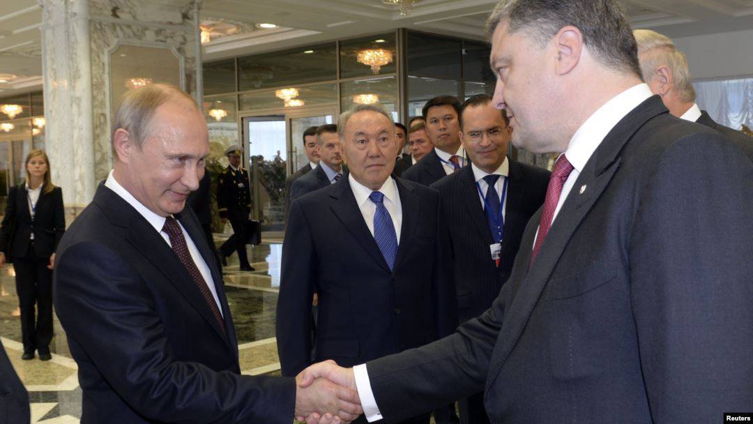 FT: Порошенко говорит, что во время Иловайска напугал Путина публикацией жетонов ихтамнетов