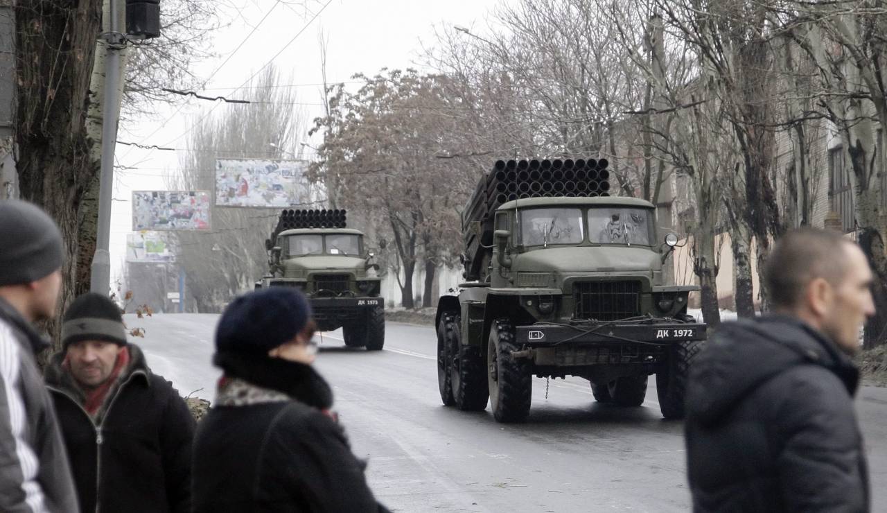 Боевики штурмуют позиции у Дебальцево, через Изварино заходят «ихтамнеты» - СНБО