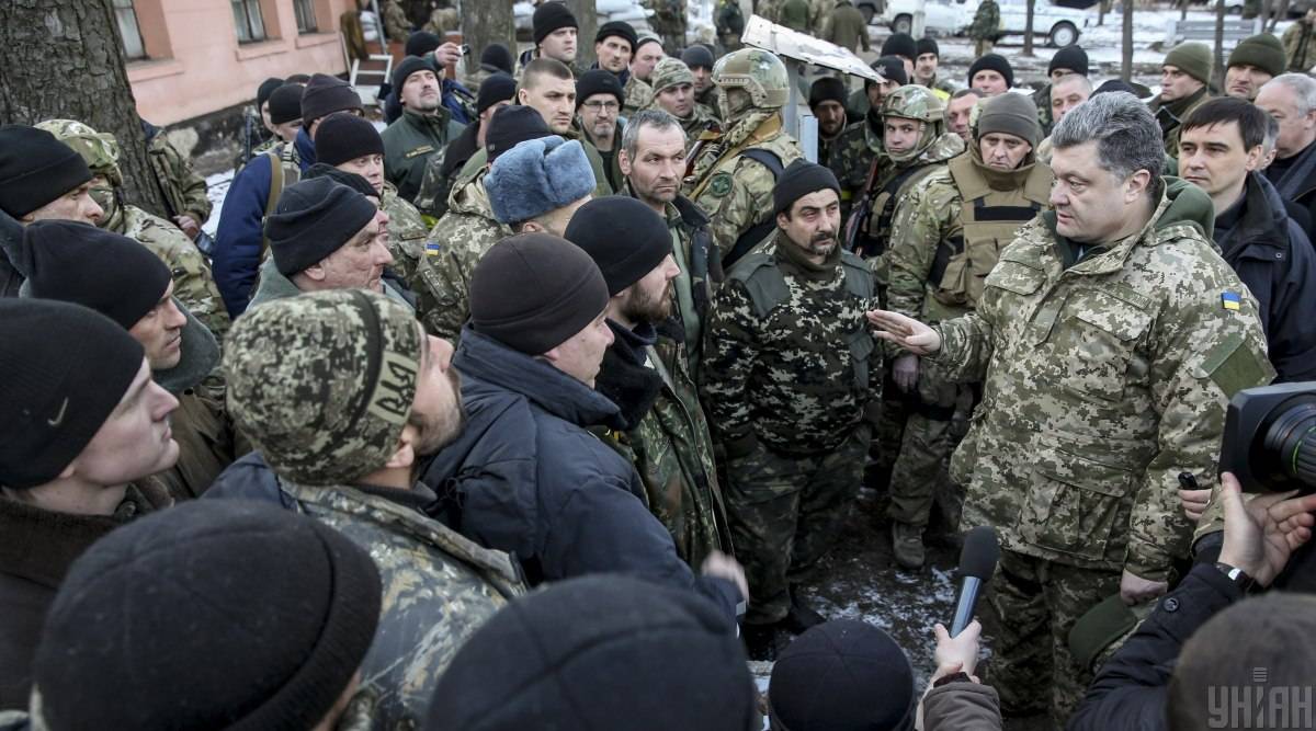 Порошенко: Вывод войск из Дебальцево развеял миф об окружении
