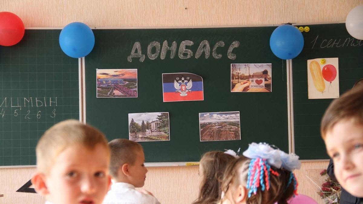 Как идет борьба за школьников оккупированного Донбасса