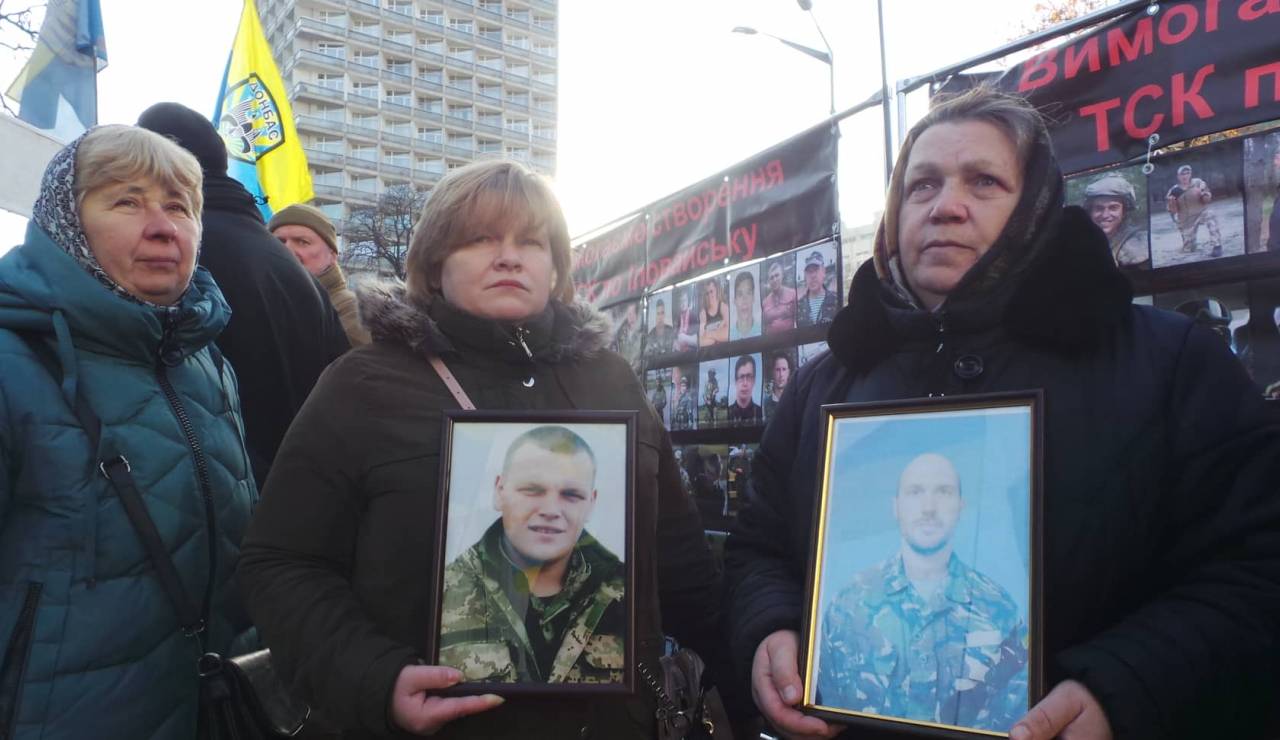 Ветераны АТО и родные погибших пикетируют Раду с требованием создать ВСК по Иловайску и Дебальцево