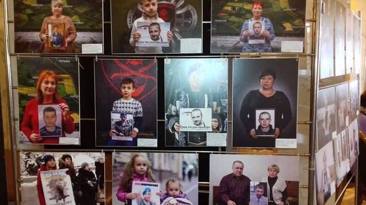 Выставка фото пленных и пропавших без вести украинских бойцов проходит в Верховной Раде